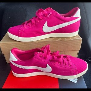 Women’s Size 10 Nike Sneakers